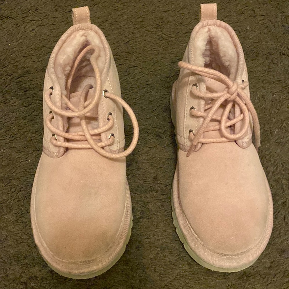 Women tennis shoe Uggs